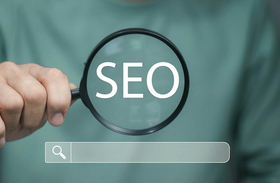 Humans vs. Robots: Balancing SEO Keywords with E-E-A-T