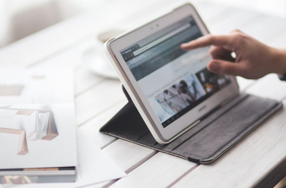 4 Unique Authority Strategies for Competitive Tech Niches (2026)